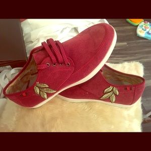 Zapatilla roja material pana y con bordados